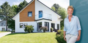 Immobilienmaklerin Nicole Erdmann vor einem verkauften Einfamilienhaus