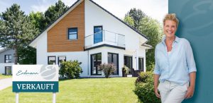 Immobilienmaklerin Nicole Erdmann vor einem verkauften Einfamilienhaus